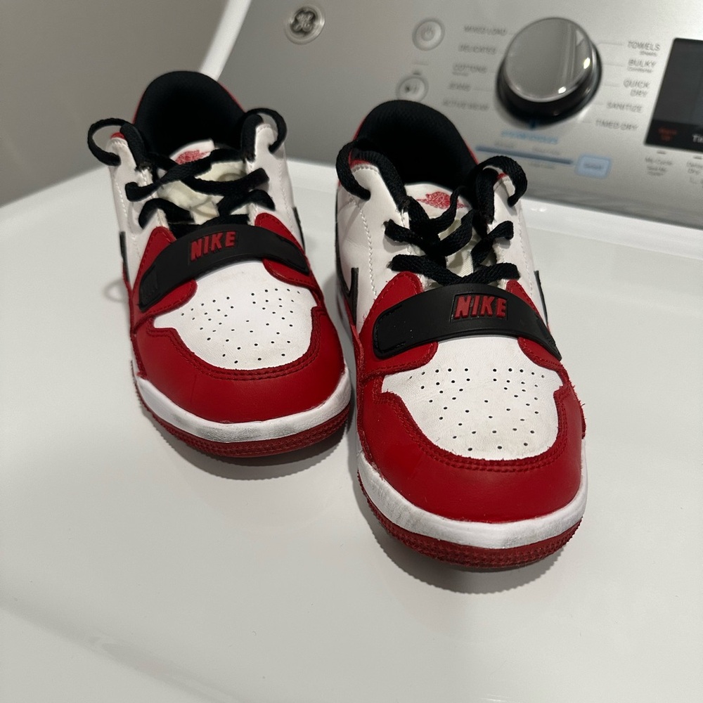 Jordan’s youth size 2y. Only worn a few times.